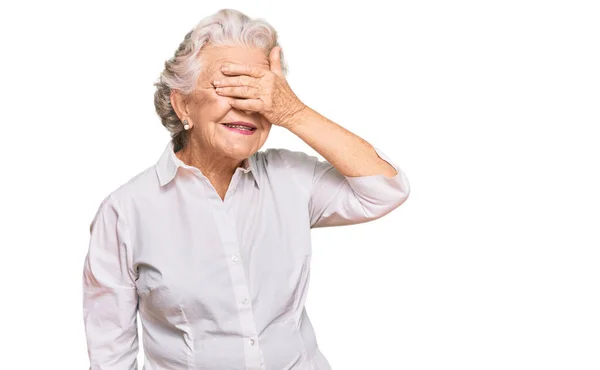 Oudere Grijsharige Vrouw Die Casual Kleren Draagt Glimlachend Lachend Met — Stockfoto