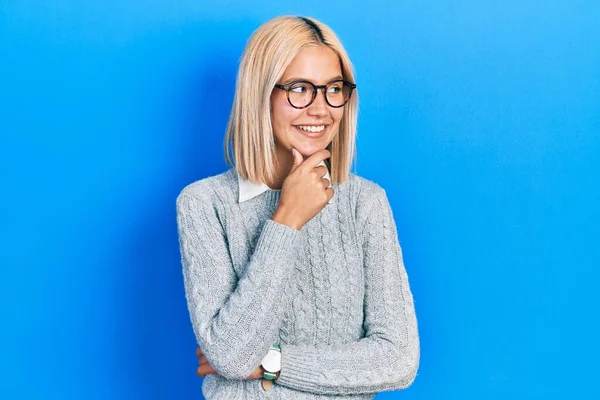 Vacker Blond Kvinna Bär Glasögon Med Handen Hakan Tänker Frågan — Stockfoto