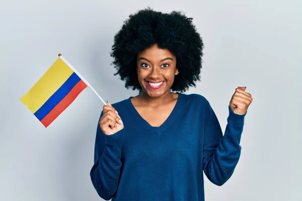 Молода Афроамериканська Жінка Яка Тримає Прапор Коломбії Гордий Відзначаючи Перемогу — стокове фото