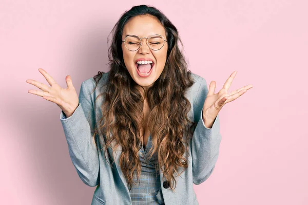 Joven Chica Hispana Vestida Con Ropa Negocios Gafas Celebrando Locos — Foto de Stock