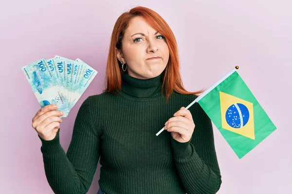 Belle Rousse Tenant 100 Billets Banque Brésiliens Réels Drapeau Brésilien — Photo