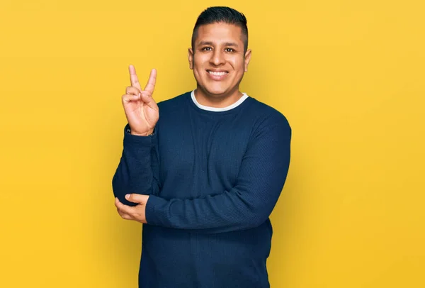 Jeune Homme Latin Portant Des Vêtements Décontractés Souriant Avec Sourire — Photo