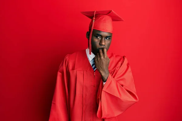 Jovem Afro Americano Vestindo Boné Formatura Roupão Cerimônia Parecendo Estressado — Fotografia de Stock