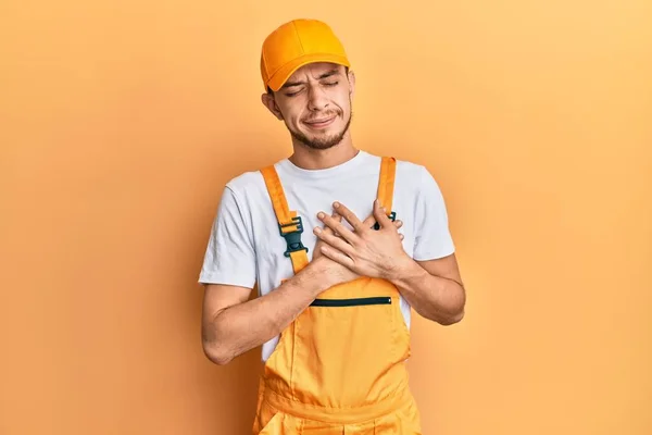 Hispanic Ung Man Bär Händig Uniform Ler Med Händerna Bröstet — Stockfoto