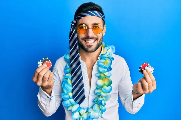 Joven Hombre Negocios Hispano Con Fiesta Estilo Divertido Sosteniendo Fichas — Foto de Stock