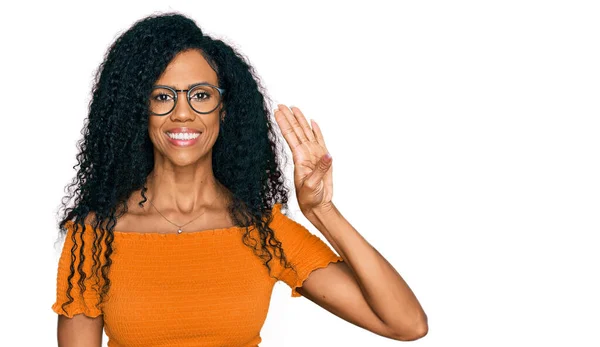 Mulher Afro Americana Meia Idade Vestindo Roupas Casuais Óculos Mostrando — Fotografia de Stock