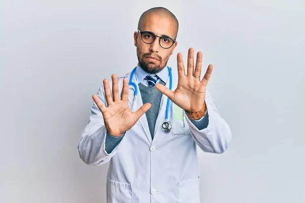 Hombre Adulto Hispano Vistiendo Uniforme Médico Estetoscopio Alejando Las Palmas — Foto de Stock