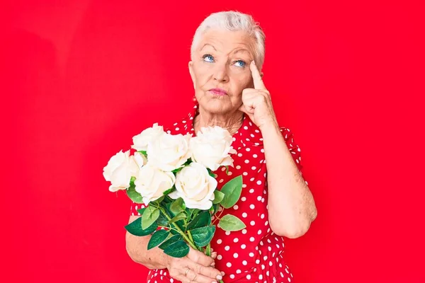 Senior Beautiful Woman Blue Eyes Grey Hair Holding Bouquet White — 스톡 사진