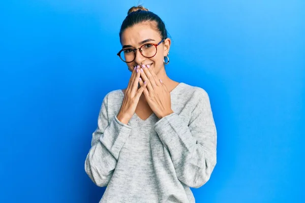 Junge Hispanische Frau Lässiger Kleidung Lacht Und Kichert Verlegen Und — Stockfoto