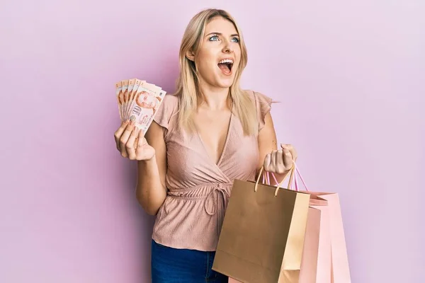 Mulher Caucasiana Jovem Segurando Notas Dólares Singapore Sacos Compras Irritado — Fotografia de Stock