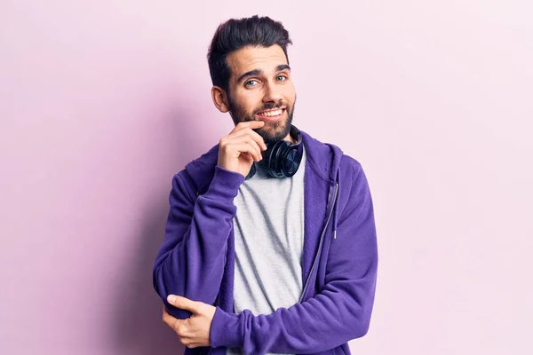 Homem Bonito Jovem Com Barba Ouvindo Música Usando Fones Ouvido — Fotografia de Stock