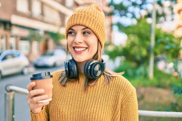 若いですブロンド女性笑顔幸せな使用ヘッドフォンで街 — ストック写真