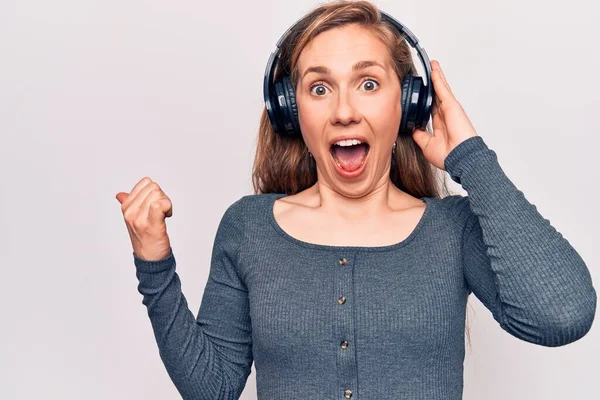Ung Vacker Blond Kvinna Lyssnar Musik Bär Hörlurar Pekar Tummen — Stockfoto