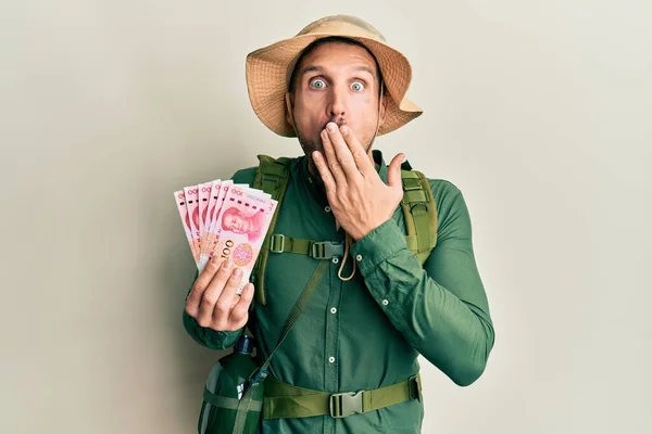Hombre Guapo Con Barba Con Sombrero Explorador Sosteniendo Billetes 100 —  Fotos de Stock