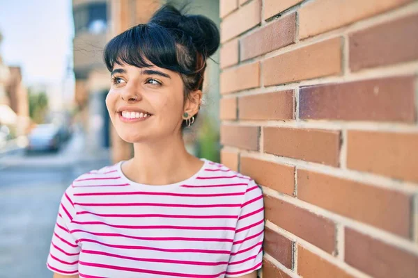 Jovencita Hispana Sonriendo Feliz Apoyada Pared Ciudad — Foto de Stock