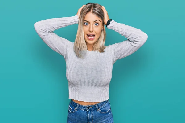 Mooie Blonde Vrouw Dragen Casual Kleding Gek Bang Met Handen — Stockfoto