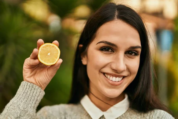 Junge Hispanische Frau Lächelt Glücklich Und Hält Zitronenscheibe Der Stadt — Stockfoto