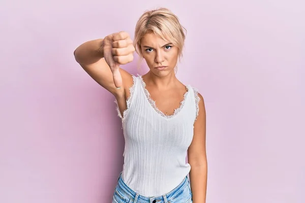 Młoda Blondynka Ubrana Luźne Ubrania Wygląda Nieszczęśliwą Wściekłą Pokazując Odrzucenie — Zdjęcie stockowe