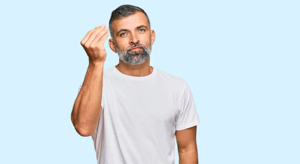 Középkorú Jóképű Férfi Alkalmi Fehér Pólóban Olasz Gesztust Csinál Kézzel — Stock Fotó