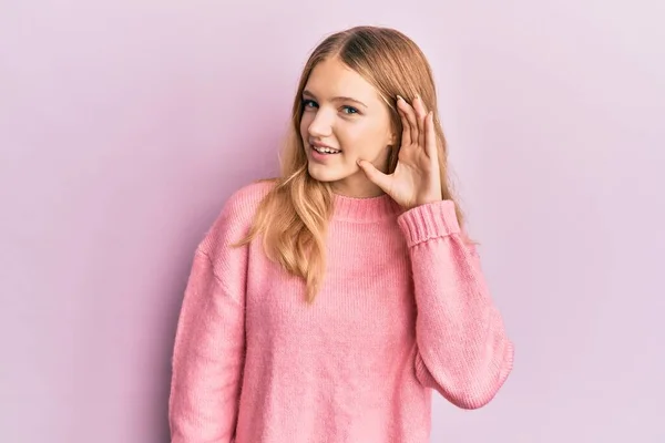 Beautiful Young Caucasian Girl Wearing Casual Clothes Smiling Hand Ear — Stock Photo, Image