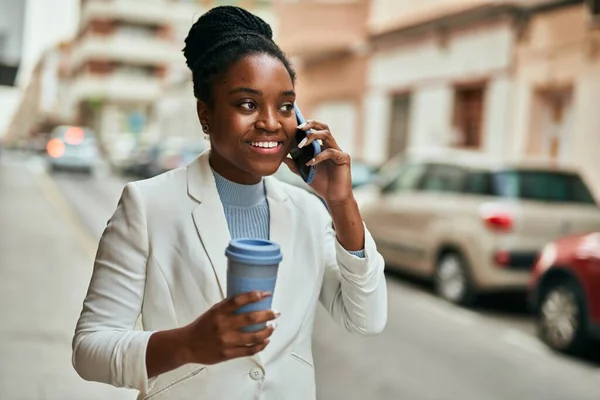 Mladá Africká Americká Obchodnice Mluví Smartphone Pití Kávy Městě — Stock fotografie