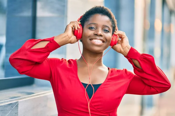 Jeune Femme Afro Américaine Souriante Heureuse Écouter Musique Aide Écouteurs — Photo