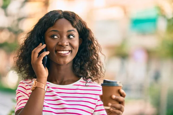 Mladý Africký Americký Dívka Mluví Smartphone Pití Odnést Kávu Městě — Stock fotografie