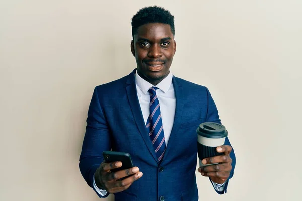 Homme Noir Affaires Beau Utilisant Smartphone Boire Une Tasse Café — Photo