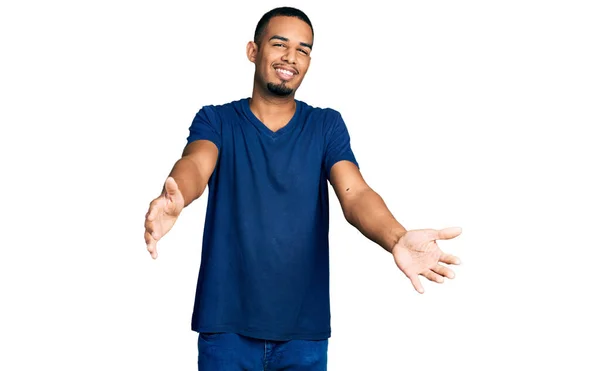 Jovem Afro Americano Vestindo Camiseta Casual Olhando Para Câmera Sorrindo — Fotografia de Stock