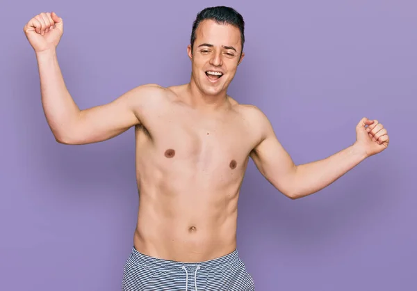 Guapo Joven Con Traje Baño Sin Camisa Bailando Feliz Alegre — Foto de Stock