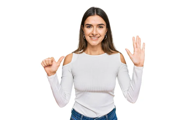 Młoda Latynoska Kobieta Luźnych Ubraniach Pokazuje Wskazuje Palcami Numer Sześć — Zdjęcie stockowe