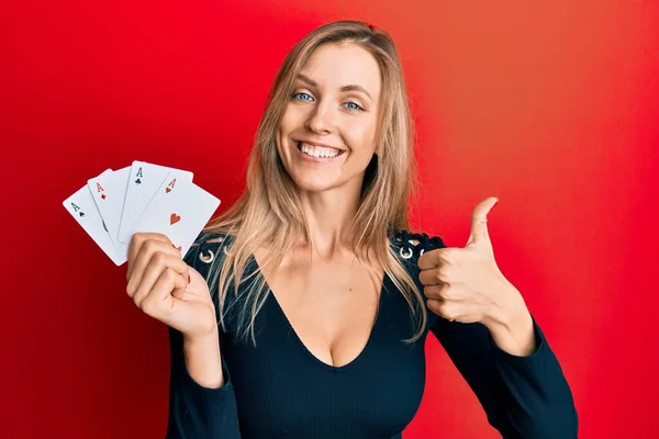 Mulher Branca Bonita Segurando Cartas Poker Ace Sorrindo Feliz Positivo — Fotografia de Stock