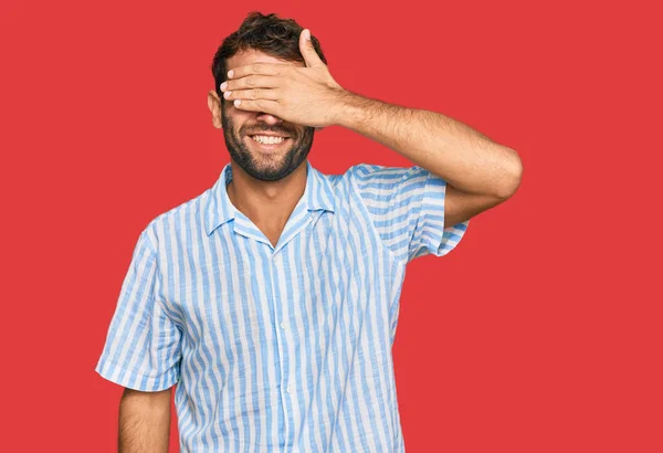 Knappe Jongeman Met Baard Casual Fris Shirt Lachend Lachend Met — Stockfoto