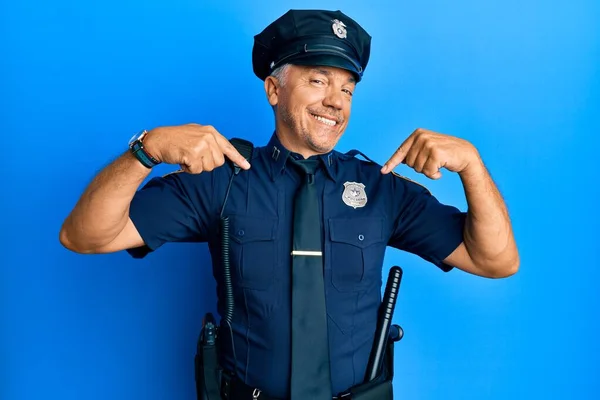 Pohledný Muž Středního Věku Policejní Uniformě Vypadá Sebevědomě Úsměvem Tváři — Stock fotografie