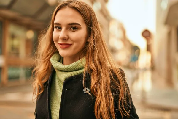 Giovane Ragazza Bionda Sorridente Felice Piedi Alla Città — Foto Stock