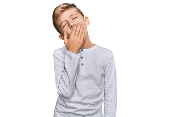 Μικρό Καυκάσιο Αγόρι Που Φοράει Καθημερινά Ρούχα Βαριέται Χασμουριέται Και — Φωτογραφία Αρχείου