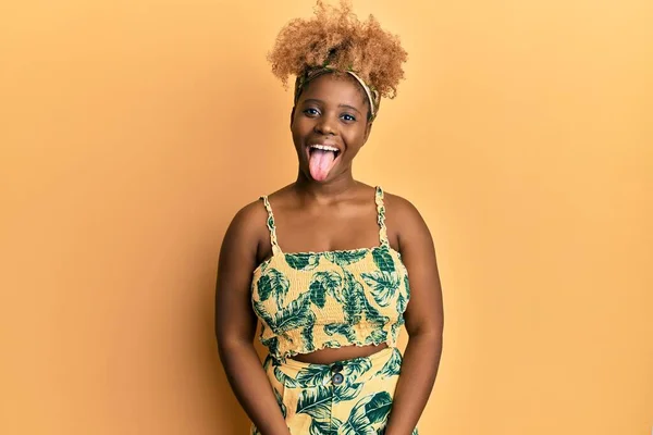 Junge Afrikanerin Mit Afro Haaren Sommerkleid Das Die Zunge Herausstreckt — Stockfoto