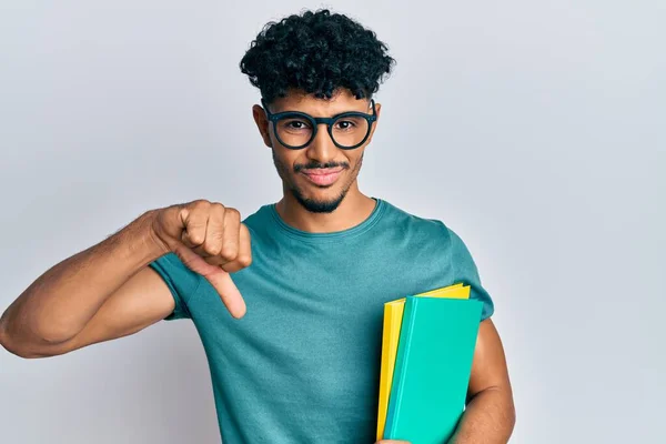 Ung Arabisk Stilig Man Klädd Glasögon Och Hålla Böcker Med — Stockfoto