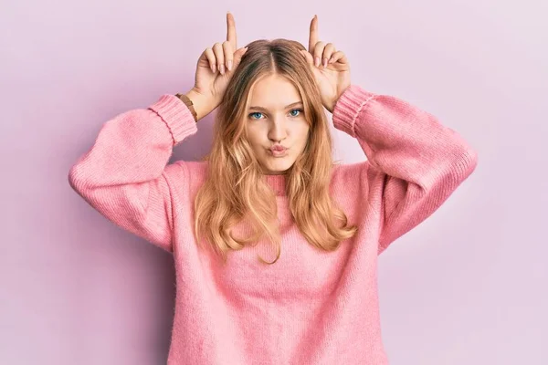 Mooi Jong Kaukasisch Meisje Dragen Casual Kleding Doen Grappig Gebaar — Stockfoto