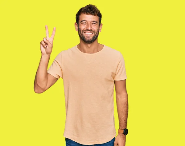 Bonito Jovem Com Barba Vestindo Camiseta Casual Mostrando Apontando Para — Fotografia de Stock