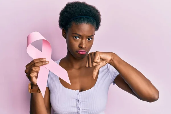 Młoda Afroamerykanka Trzymająca Różową Wstążkę Raka Wściekłą Twarzą Negatywna Oznaka — Zdjęcie stockowe