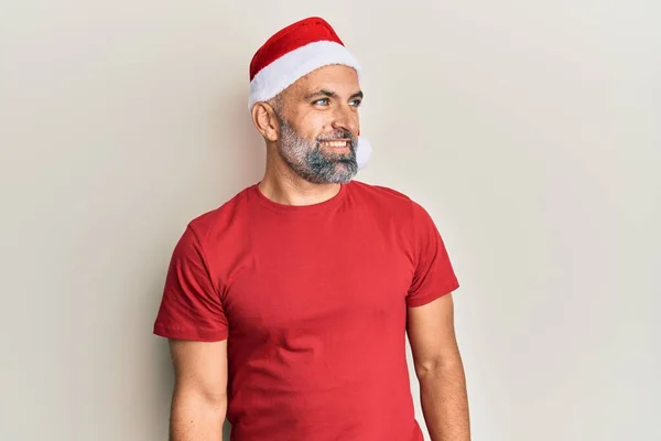 Hombre Guapo Mediana Edad Con Sombrero Navidad Camiseta Verano Mirando — Foto de Stock