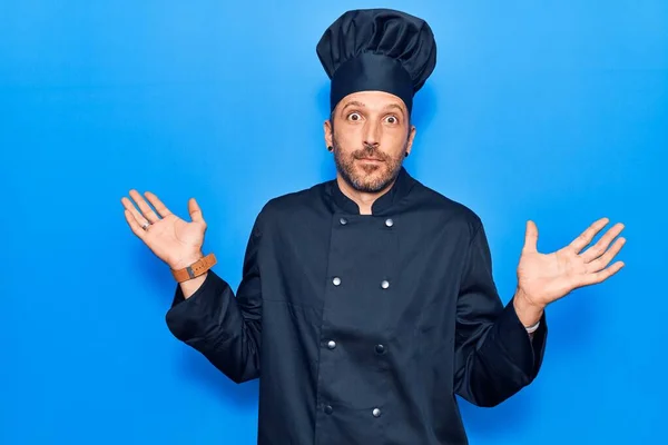 Joven Hombre Guapo Con Uniforme Cocina Despistado Confundido Con Los — Foto de Stock