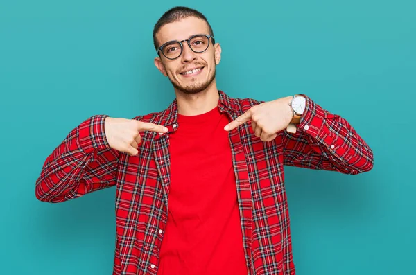 Jovem Hispânico Vestindo Roupas Casuais Que Parecem Confiantes Com Sorriso — Fotografia de Stock