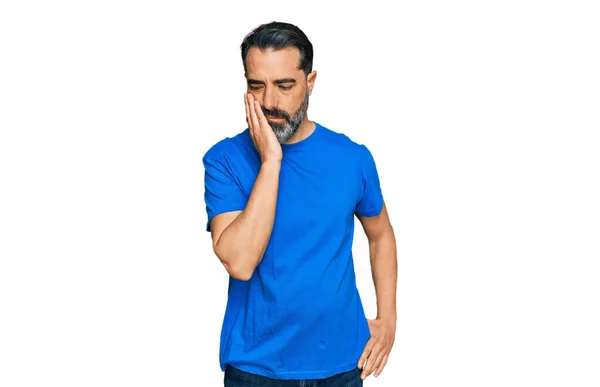 Muž Středního Věku Vousy Sobě Ležérní Modré Tričko Myšlení Vypadat — Stock fotografie