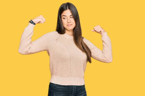 Giovane Donna Bruna Che Indossa Maglione Invernale Casual Mostrando Muscoli — Foto Stock