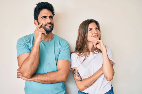 Vackra Unga Par Pojkvän Och Flickvän Tillsammans Med Hand Haka — Stockfoto