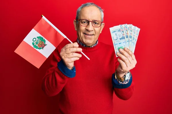 Hombre Mayor Guapo Con Cabello Gris Sosteniendo Bandera Perú Billetes —  Fotos de Stock