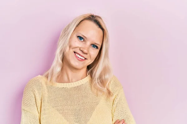 Schöne Kaukasische Blondine Lässigem Winterpullover Mit Fröhlichem Lächeln Und Verschränkten — Stockfoto