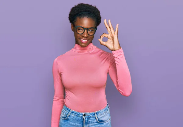 Молода Афроамериканська Дівчина Повсякденному Одязі Окулярах Посміхається Позитивно Роблячи Плакат — стокове фото